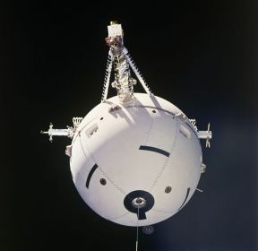 STS-46 ONBOARD PHOTO: TSS-1 SATELLITE IN ORBIT ABOVE SHUTTLE.